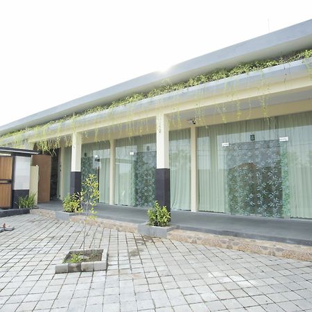 V Canggu Dormitory Extérieur photo