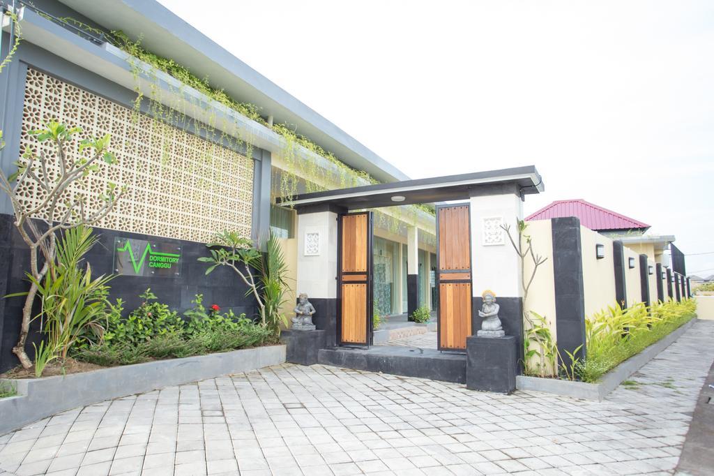 V Canggu Dormitory Extérieur photo