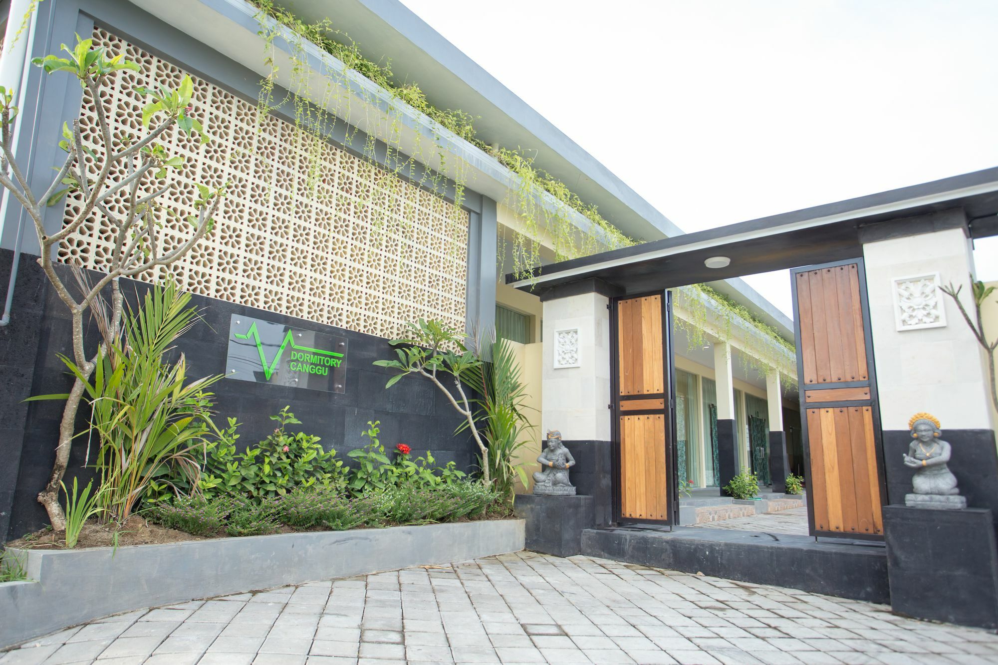 V Canggu Dormitory Extérieur photo